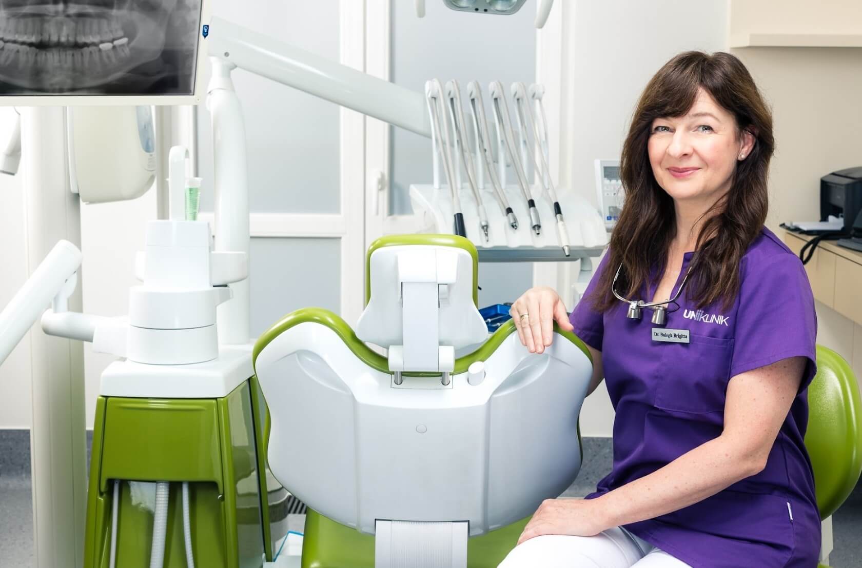 Az ideiglenes fogkorona készítésére a rendelőben és fogtechnikusnál is sor kerülhet.