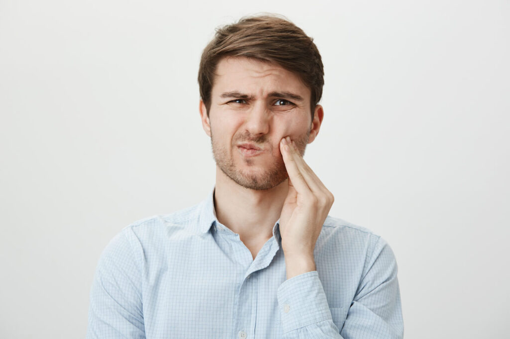 A fogfájás csillapítása otthon is lehetséges, de az a biztos, hogy ha felkeresünk egy fogorvost.